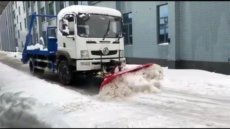 摆臂垃圾车加装除雪铲厂区除雪中